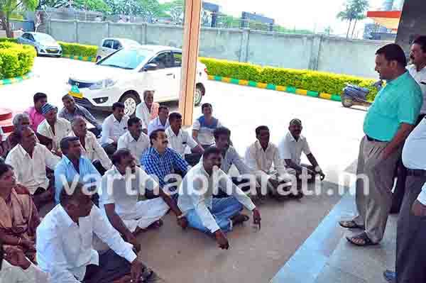 ಪರಿಹಾರಕ್ಕೆ ಆಗ್ರಹಿಸಿ ಉದ್ದೂರಹಳ್ಳಿ ಗ್ರಾಮಸ್ಥರಿಂದ ಧರಣಿ